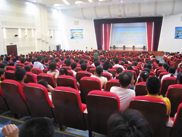 慶祝建黨八十八周年“應(yīng)危機(jī)、講奉獻(xiàn)、求發(fā)展”演講比賽